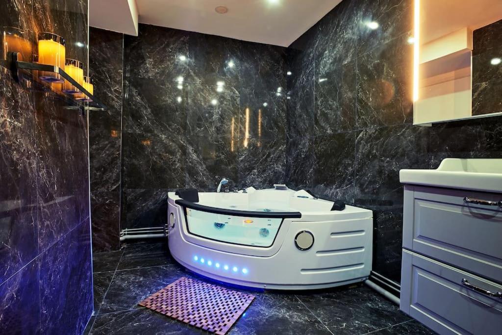 Versailles Jacuzzi - Sauna - Rdc 2 Esterno foto