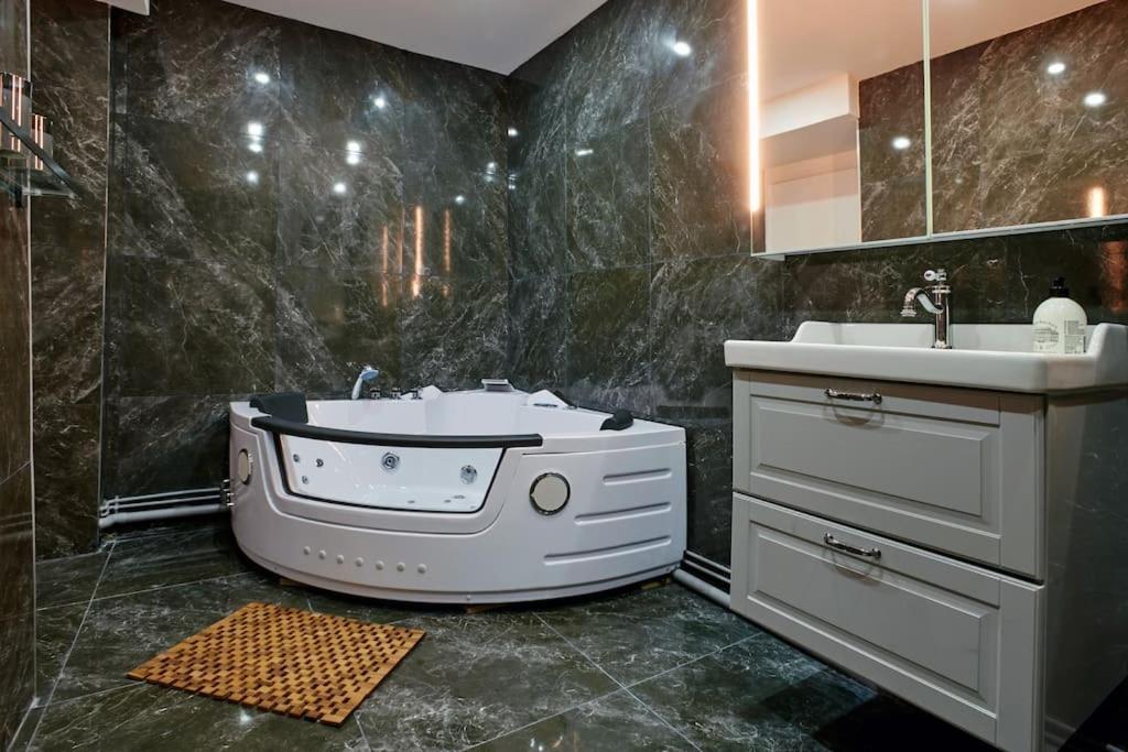 Versailles Jacuzzi - Sauna - Rdc 2 Esterno foto